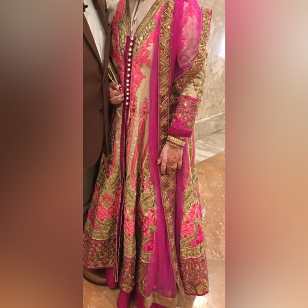 Traditional Pakistani dress with skirt and long scarf (pink/gold)